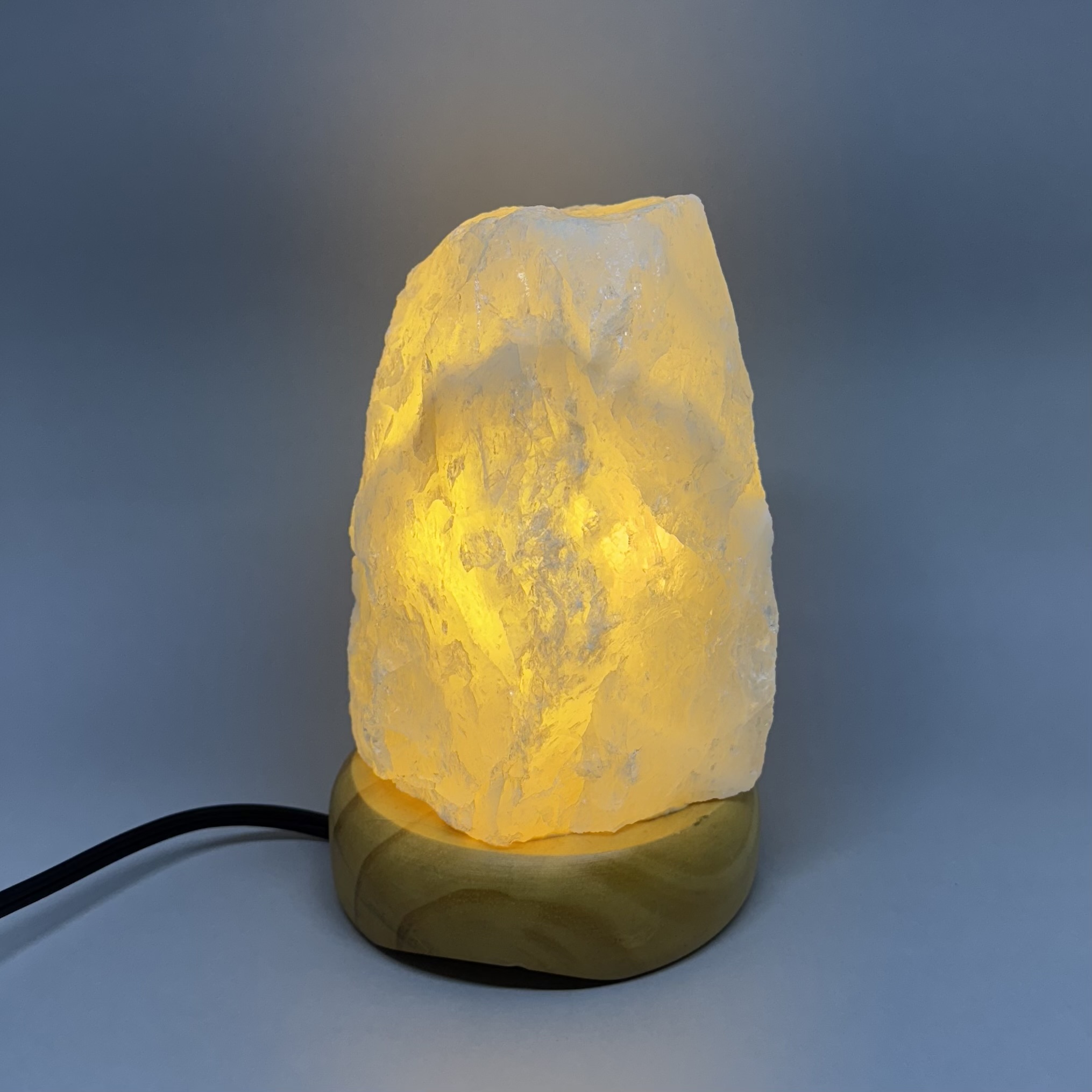 Luminária de Quartzo Branco – Luz, Pureza e Aconchego - Imagem 4